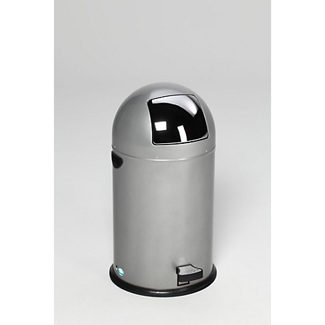 Poubelle grise avec couvercle, marche et une fente noire. Sur fond blanc.