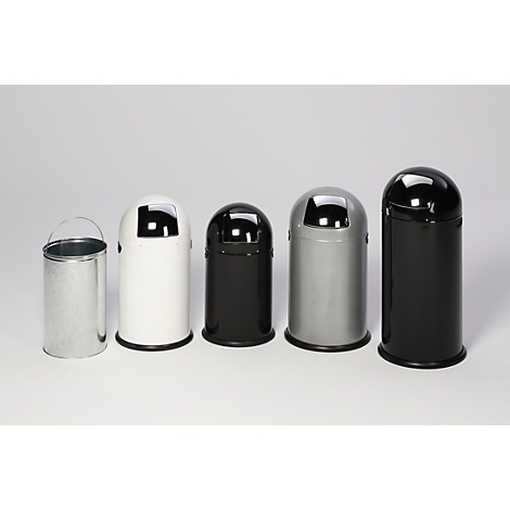 Cinq poubelles de différentes tailles et couleurs sont côte à côte. De gauche à droite : seau en zinc, blanc, noir, argent et noir.