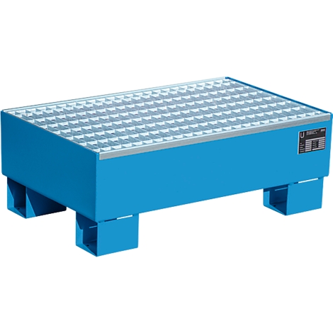 Blue spill containment pallet with grating. Standing on four square feet, metal grate on top. Sign with inscription on the right.
