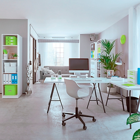 Heller, moderner Arbeitsraum mit Schreibtisch, Stuhl, Regal, Topfpflanzen und Sofa im Hintergrund.