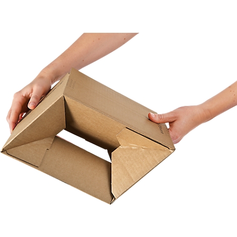Des mains plient un carton plat pour former une boîte.