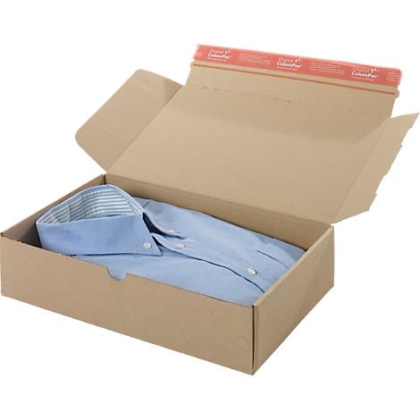 Chemise bleu clair dans une boîte en carton ouverte. Col avec motif bleu et blanc, boîte marron, ruban adhésif rouge.
