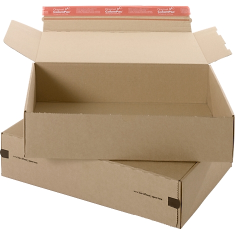 Offene, braune Versandboxen; eine Box liegt im Vordergrund, die andere ist geöffnet.