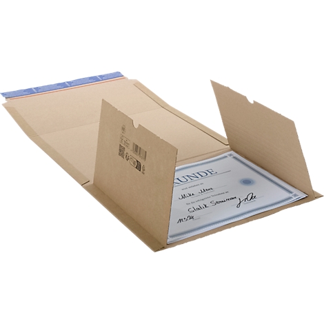 Gros plan d'une boîte en carton marron ouverte avec une cloison ondulée debout.