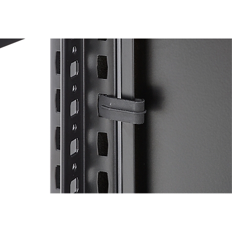 Gros plan d'un élément métallique noir avec une sangle de fixation. Il est fixé à une construction métallique.