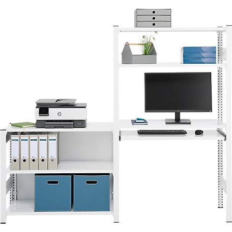 Bureau blanc avec étagère intégrée. Un moniteur, une imprimante, des dossiers et des boîtes bleues sont dessus.