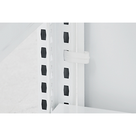 Gros plan d'une équerre d'étagère blanche avec des trous noirs et un clip de maintien blanc.