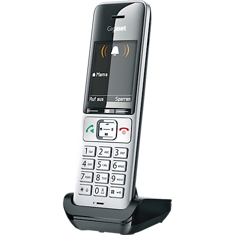 Un téléphone sans fil Gigaset noir et argenté posé sur un socle. L'écran affiche le nom "Mama" et un symbole de cloche.