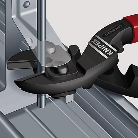 Close-up van een tang die een metalen pin doorsnijdt. Tang is zwart, rood en zilver, pin is zilver. De inscriptie KNIPEX is op de tang te zien.