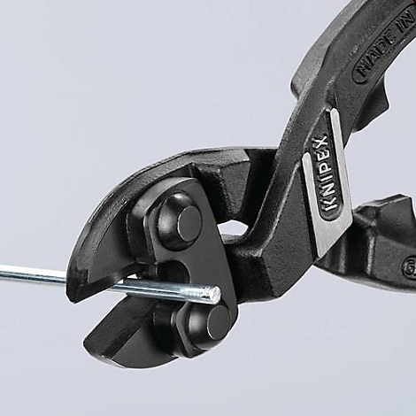 Close-up van een zwarte boutensnijder die een draad doorknipt; op het gereedschap staat KNIPEX.