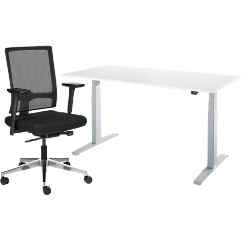 Bureaustoel en in hoogte verstelbaar bureau tegen een witte achtergrond. De stoel is zwart, de tafel wit en grijs.