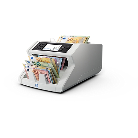 Machine de comptage de billets avec de l'argent liquide en différentes coupures d'euros, sur fond blanc.