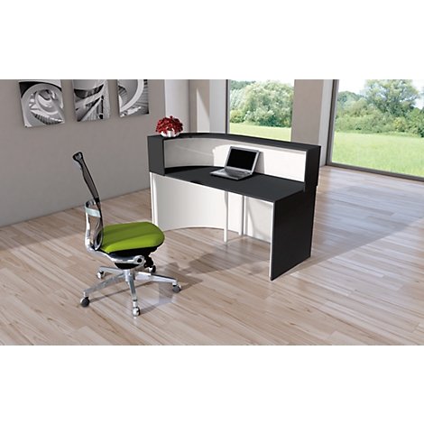 Bureau avec un ordinateur portable et une chaise de bureau. La chaise a une assise verte. En arrière-plan, une baie vitrée avec vue sur la verdure.