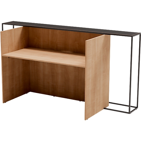 Bureau en bois beige avec cadre noir. Deux portes s'ouvrent sur un compartiment avec étagère. A droite, une étagère étroite et ouverte.