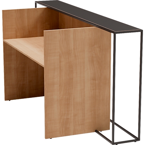 Console en bois avec cadre en métal noir. Elle dispose d'une étagère et de deux panneaux latéraux.