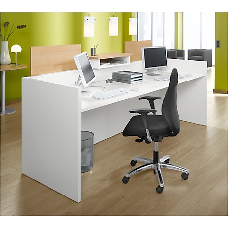 Poste de travail de bureau avec deux moniteurs, un bureau, une chaise, des poubelles et des lampes.