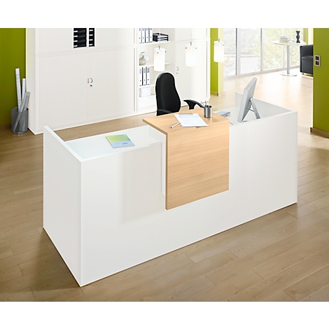 Réception blanche avec applications en bois et chaise de bureau. Armoires blanches et fenêtres en arrière-plan.