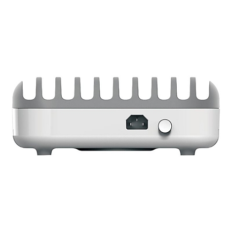 Grauer Router mit Kühlrippen, Netzanschluss und Knopf.