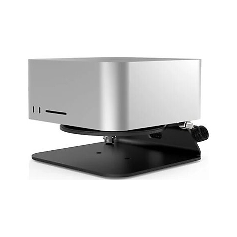 Ein silbernes Gerät in Würfelform steht auf einer schwarzen Basis. Drei Schlitze sind auf der Vorderseite zu sehen.