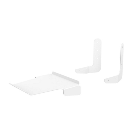 Drei weiße Metallteile, vermutlich Regalhalterungen, vor weißem Hintergrund. Eine Platte und zwei Winkel.
