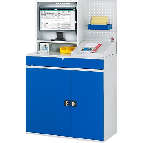 Kantoorwerkstation met scherm, kast, planken. Wit en blauw domineren de kleuren. Tabellen zijn te zien op het scherm.