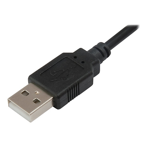 Nahaufnahme eines schwarzen USB-A-Steckers an einem schwarzen Kabel vor weißem Hintergrund.