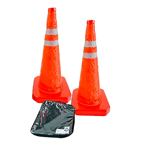 Deux cônes de signalisation orange pliables avec bandes réfléchissantes et un sac de transport noir sur fond blanc.