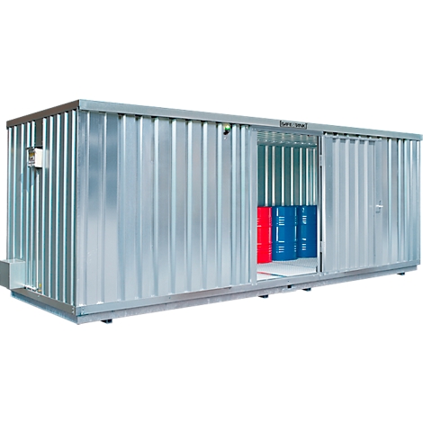Metalen container met open schuifdeur. Rode en blauwe vaten binnenin.