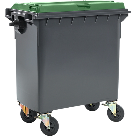 Contenedor de basura gris grande con tapa verde y ruedas. Hay un asa en el lateral.
