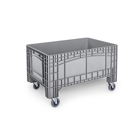 Caja de plástico gris sobre ruedas, para transporte y almacenamiento. Forma rectangular, parte superior abierta.