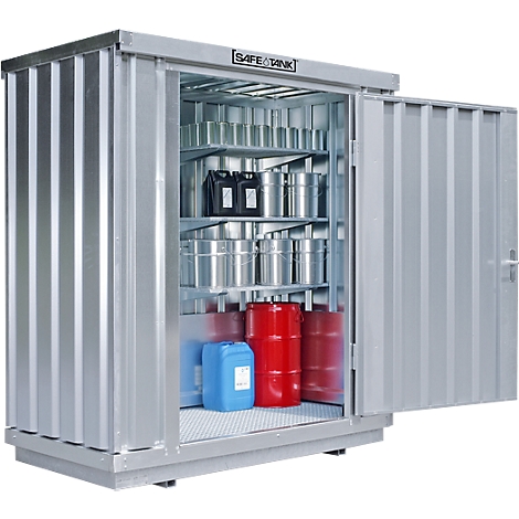 Caja metálica gris, puerta abierta, llena de barriles y bidones. Inscripción: SAFE TANK.