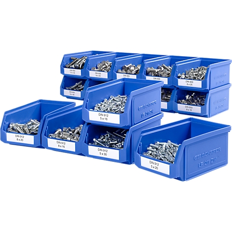 Contenedores azules llenos de tornillos, etiquetados con especificaciones de tamaño. Los contenedores están apilados y ordenados.