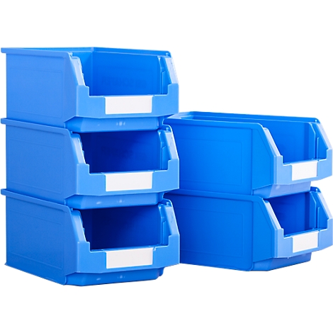 Contenedores de plástico azul apilados unos encima de otros. Con etiquetas blancas. Parece una solución de almacenamiento.