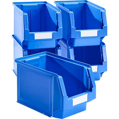 Cajas de almacenamiento azules, parcialmente apiladas, con campos de etiquetas blancos. Una caja dice 'GEISCHÄFER'.