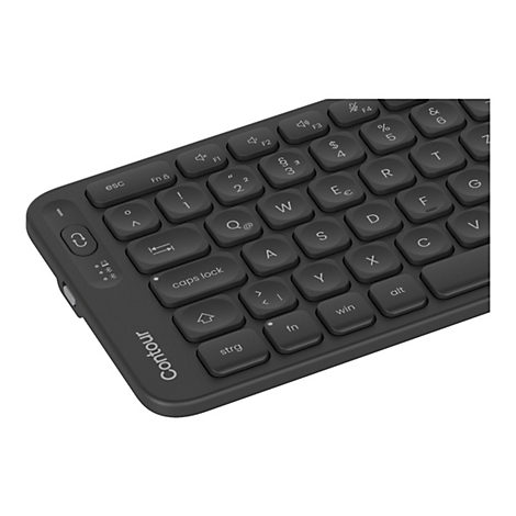Nahaufnahme einer schwarzen, kabellosen Contour-Tastatur. Einzelne Tasten sind mit weißen Buchstaben und Symbolen beschriftet. Die Tastatur ist in einem Winkel vor weißem Hintergrund fotografiert.