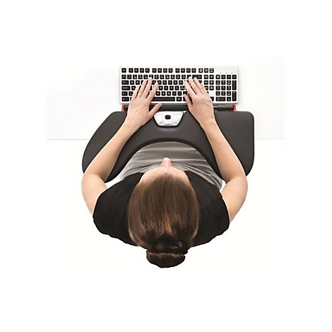Person tippt auf einer ergonomischen Tastatur, unterstützt durch eine geschwungene, schwarze Armauflage auf einem weißen Tisch.