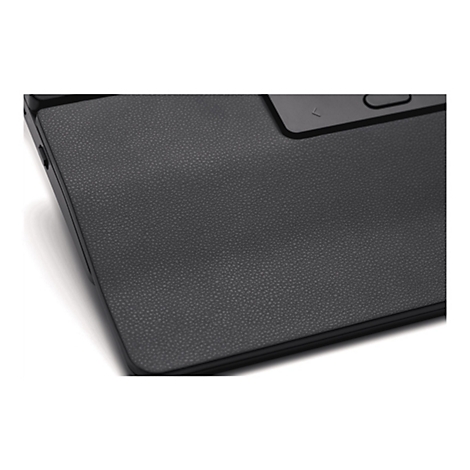 Nahaufnahme der genarbten schwarzen Handauflage eines Laptops.