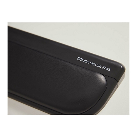 Nahaufnahme der gepolsterten Handballenauflage einer schwarzen RollerMouse Pro3 vor hellem Hintergrund.