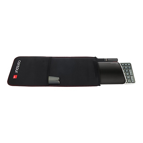Schwarze Neoprentasche mit rotem Nahtdetail und Contour-Logo, in der eine RollerMouse Red plus verstaut ist.