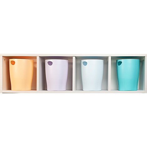 Quatre tasses colorées dans une étagère blanche. Chaque tasse a une poignée et est de couleurs pastel : orange, violet, bleu, turquoise.