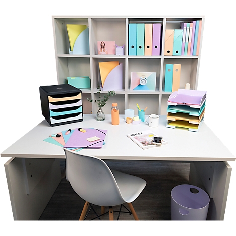 Bureau avec fournitures de bureau : bacs à courrier, dossiers, notes, stylos. Couleurs : pastel. Étagère en arrière-plan.
