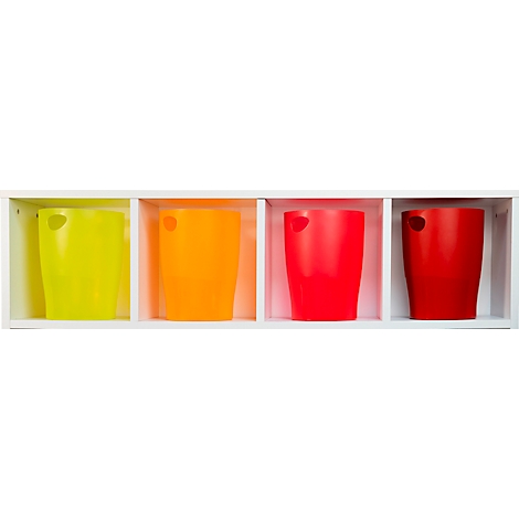 Quatre tasses colorées, jaune, orange et rouge, dans une étagère blanche.