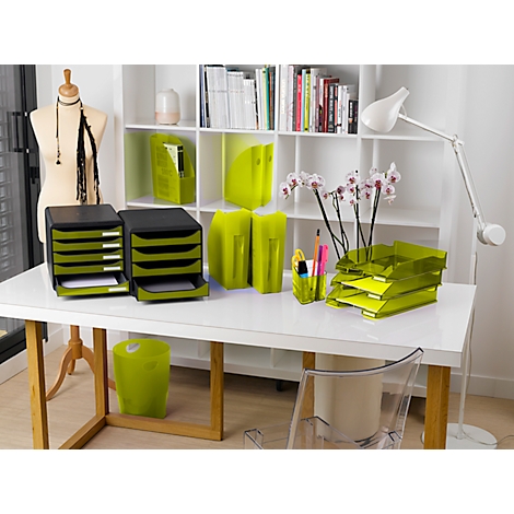 Bureau de bureau avec des plateaux de classement, des dossiers, un porte-stylos et des orchidées. Un portant et une étagère sont visibles en arrière-plan.
