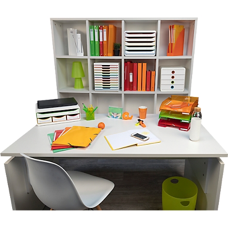 Bureau avec fournitures de bureau : dossiers, plateaux, lampe, tasse et téléphone. Une chaise devant, une étagère derrière.