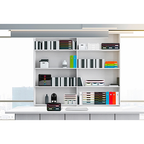 Bureau blanc avec étagères remplies de livres et de fournitures de bureau. Sur le bureau, des systèmes de classement de différentes couleurs.