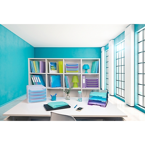Bureau avec décoration bleue et blanche, bureau et étagère avec fournitures de bureau. Ambiance lumineuse et conviviale.