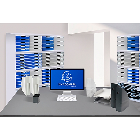 Bureau avec ordinateur et fournitures de bureau. En arrière-plan, des étagères avec des dossiers et des tiroirs.