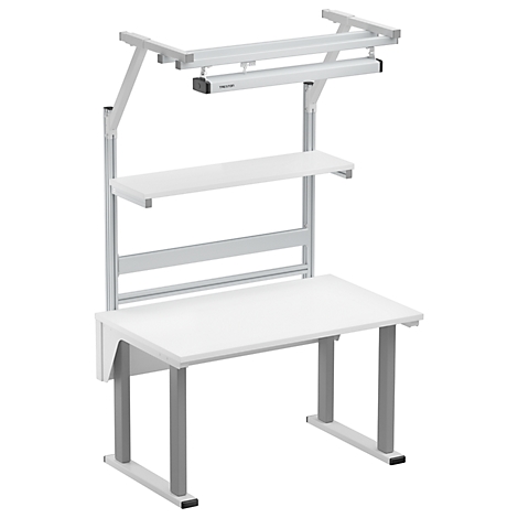 Un établi blanc avec des étagères et un éclairage. La table a des pieds gris, au-dessus desquels se trouvent deux étagères et deux lampes.