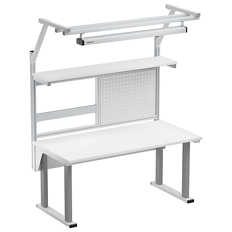 Établi blanc avec étagère, panneau perforé et lampes. Pieds de table gris.