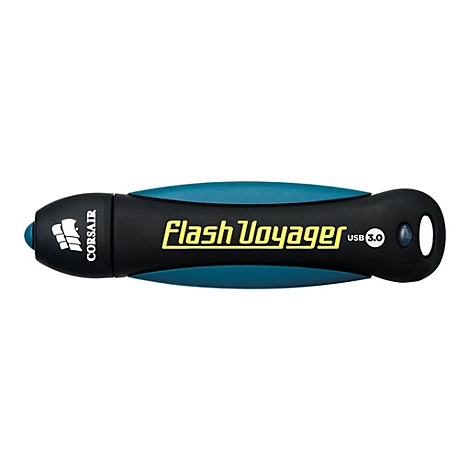 Ein schwarzer USB-Stick mit blau und gelben Akzenten, mit "Flash Voyager USB 3.0" beschriftet. Auf der einen Seite das Logo von Corsair.